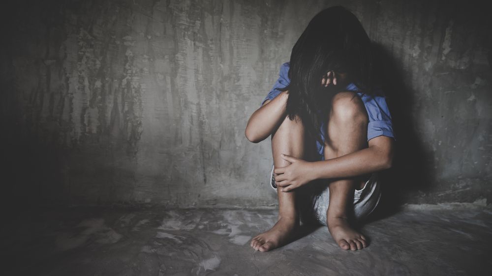 Sociálka v Anglii svěřila dívku do péče rodiny, která ji zneužívala